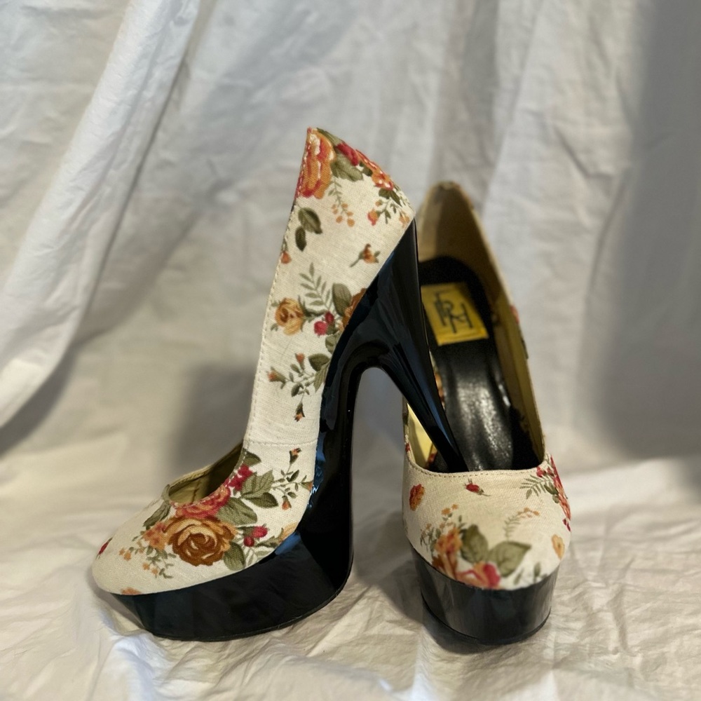 Cute vintage-style floral pattern Fahrenheit pumps.  Size 6.5